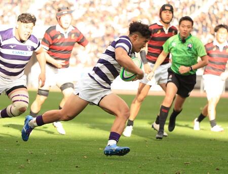 　前半、トライをきめる明大・伊藤龍之介（撮影・金田祐二）