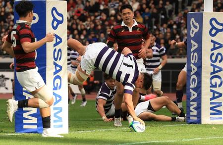 　前半、トライを決める明大・田代大介（撮影・金田祐二）