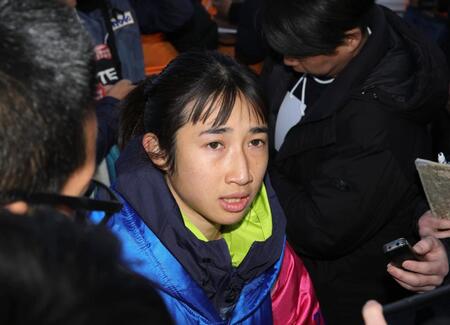 　記者の質問に答える田中希実（撮影・坂部計介）