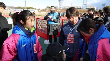 　９区を走った永長里緒（右）を労う田中希実（撮影・坂部計介）