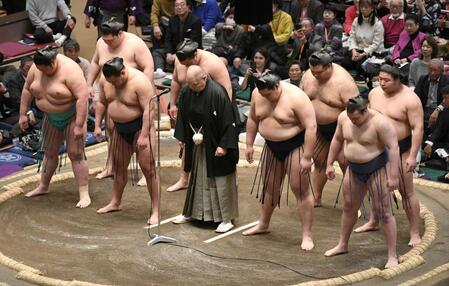 　協会あいさつを行う八角理事長（中央）と横綱、大関、三役力士（撮影・佐藤厚）