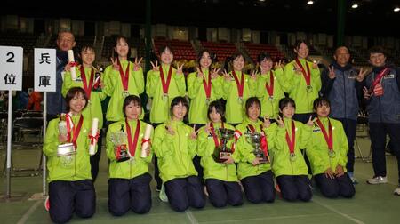 ２位となり、記念写真に納まる兵庫代表選手ら（撮影・坂部計介）