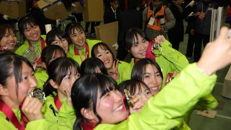 表彰式の後、選手らが集まり写真撮影をする田中希実ら兵庫代表（撮影・坂部計介）
