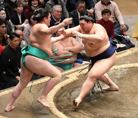 一山本（左）を押し出しで下し、白星発進した大の里（撮影・佐藤厚）