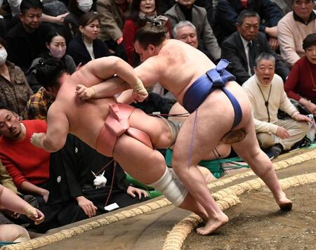 宇良（左）を寄り倒しで下し、初日を白星で飾った安青錦（撮影・佐藤厚）