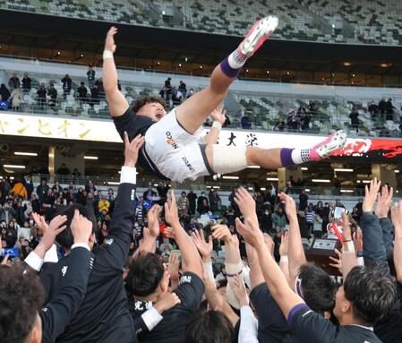 　胴上げされる明大・平翔太（撮影・西岡正）