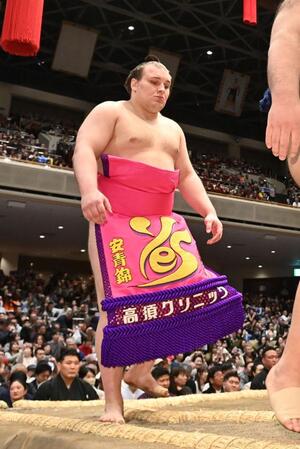 高須クリニックのまわしをつけ入場する安青錦（撮影・持木克友）