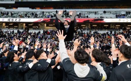 　７大会ぶり１４度目の優勝を果たし、胴上げされる明大・神鳥監督＝ＭＵＦＧ国立