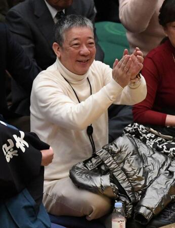 　土俵に向かって拍手を送る笑福亭鶴光（撮影・佐藤厚）