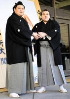 優勝額贈呈式で握手を交わす（左から）大の里、安青錦