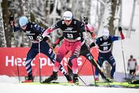 　Ｗ杯複合男子個人第７戦の前半距離で力走する渡部暁斗（中央）。Ｗ杯通算出場数を２９５とし、歴代最多記録に並んだ（共同）