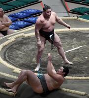 　天昇山（手前）を上手出し投げで破った旭富士（撮影・佐藤厚）