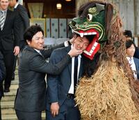 　岡本和（右）を身代わりとして獅子舞の口に押し込める高橋監督（左）＝２０１６年