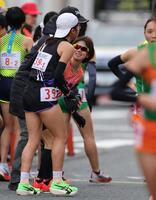 　１区を走り終えた群馬・不破聖衣来（中央）は転倒し立ち上がる（撮影・山口登）