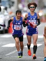 　兵庫・田中希実（左）は兵庫・清水里名からたすきを受け取る（撮影・山口登）