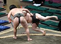 　御室岳（右）を上手投げで破った朝力丸（撮影・佐藤厚）