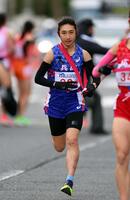 　たすきを受け取り走り出す兵庫・田中希実（撮影・山口登）