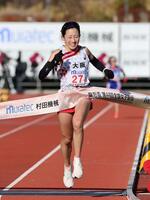 　ゴールテープを切る大阪・逸見亜優（撮影・山口登）