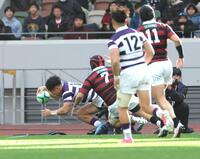 　前半、トライ決める明大・伊藤龍之介（撮影・西岡正）