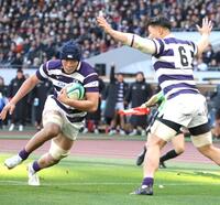 　後半、トライを決める明大・大川虎拓郎（左）＝撮影・西岡正