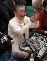 　土俵に向かって拍手を送る笑福亭鶴光（撮影・佐藤厚）