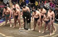 　協会あいさつを行う八角理事長（中央）と横綱、大関、三役力士（撮影・佐藤厚）