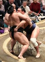 若元春（左）を寄り倒しで下した豊昇龍（撮影・佐藤厚）