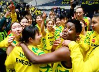 ３大会ぶり２８度目の優勝を果たし、喜ぶ宮崎（中央）らＥＮＥＯＳの選手たち