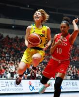 第１クオーター、攻め込むＥＮＥＯＳ・宮崎（左）