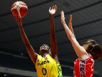 第１クオーター、シュートを放つＥＮＥＯＳ・馬瓜（左）