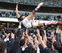 　胴上げされる明大・平翔太（撮影・西岡正）