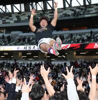 胴上げされる明大・平翔太（撮影・金田祐二）