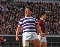 　前半、トライを決め雄たけびを上げる明大・田代（手前）