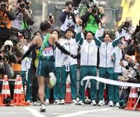 　ゴールする青学大アンカーの小河原陽琉（手前）を笑顔で迎える青学大・原晋監督（中央右）とチームメートら＝２０２５年１月３日