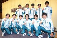 　総合優勝を果たし、笑顔を見せる青学大の選手たち。（前列左から）３区・鶴川正也、７区・白石光星、５区・若林宏樹、６区・野村昭夢、４区・太田蒼生、９区・田中悠登、（後列同）２区・黒田朝日、原晋監督、１区・宇田川瞬矢、８区・塩出翔太、１０区・小河原陽琉＝１月３日