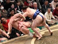 宇良（左）を寄り倒しで下し、初日を白星で飾った安青錦（撮影・佐藤厚）