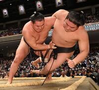 若元春（右）を寄りたおしで下した豊昇龍（撮影・持木克友）