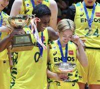 　優勝を果たし、涙するＥＮＥＯＳの宮崎早織（右）と笑顔を見せる馬瓜エブリン