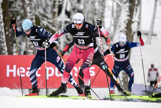 　Ｗ杯複合男子個人第７戦の前半距離で力走する渡部暁斗（中央）。Ｗ杯通算出場数を２９５とし、歴代最多記録に並んだ（共同）