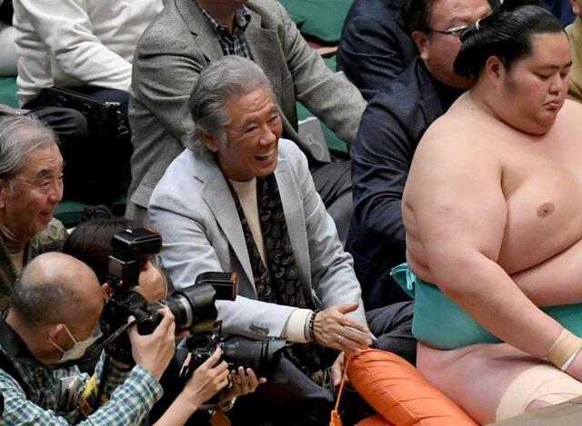 あ！琴桜の真後ろに大物俳優の姿