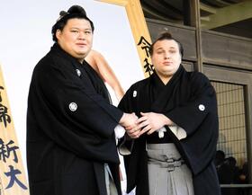 優勝額贈呈式で握手を交わす大の里（左）と安青錦