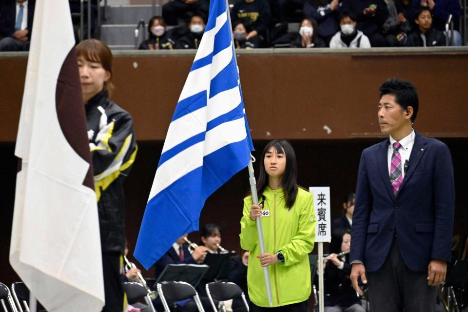 　全国都道府県対抗女子駅伝の開会式に参加した兵庫の田中希実（左から２人目）