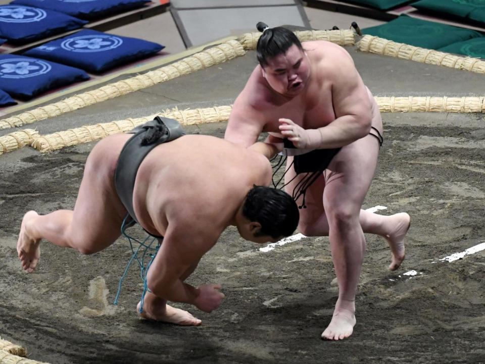 　天昇山（左）を上手出し投げで破った旭富士（撮影・佐藤厚）