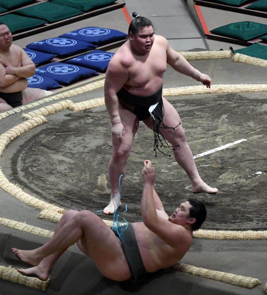 　天昇山（手前）を上手出し投げで破った旭富士（撮影・佐藤厚）