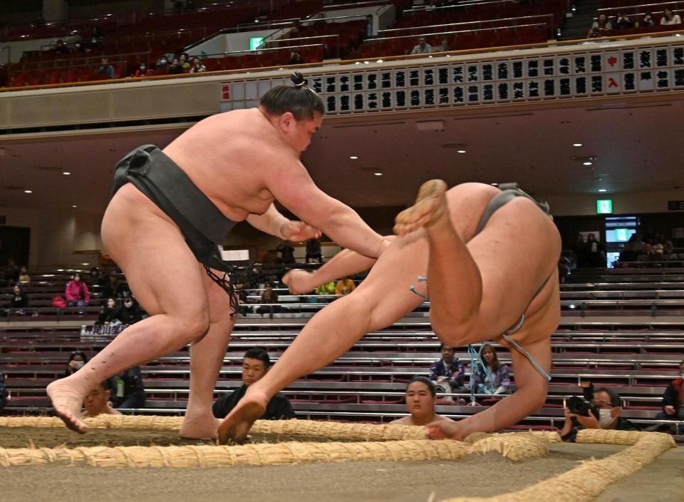 　天昇山（左）を上手出し投げで破った旭富士（撮影・持木克友）