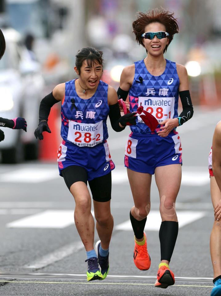 　兵庫・田中希実（左）は兵庫・清水里名からたすきを受け取る（撮影・山口登）