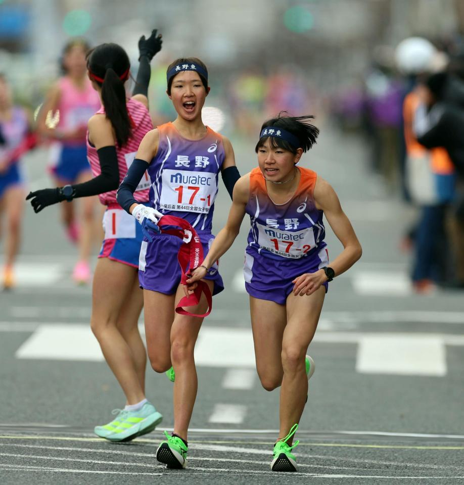 　長野・田畑陽菜（中央）は長野・川上南海にたすきをリレーする（撮影・山口登）