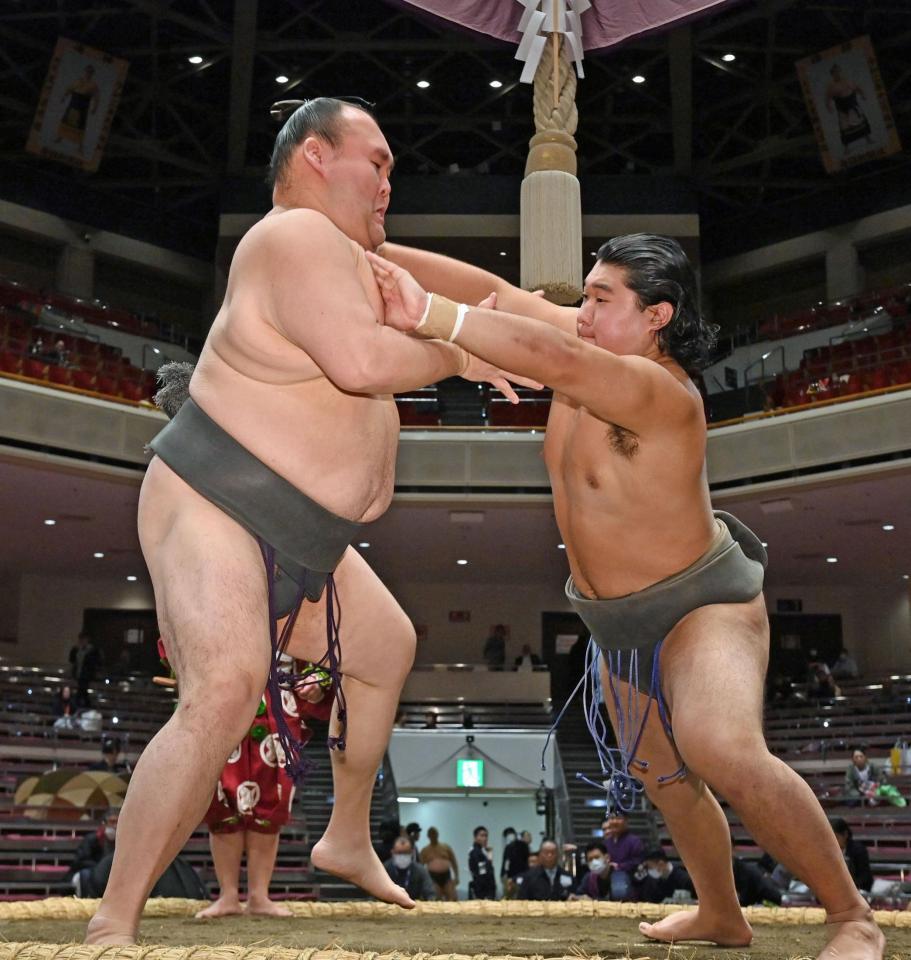 　御室岳（左）を攻める朝力丸（撮影・持木克友）