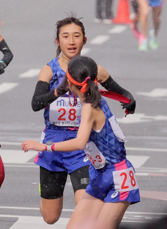 　兵庫３区の森貞帆加（手前）にたすきをつなぐ２区の田中希実