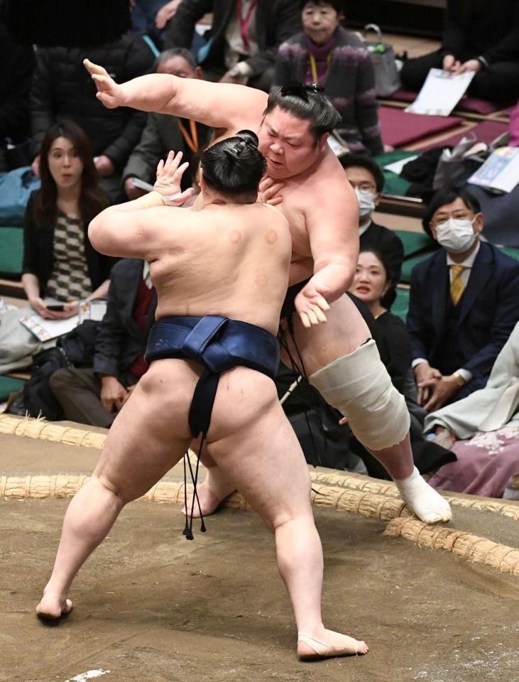 　若ノ勝（手前）に突き出しで敗れた剣翔（撮影・佐藤厚）